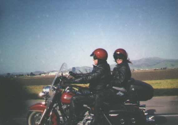 biker_couple_lg.jpg - 129560 Bytes